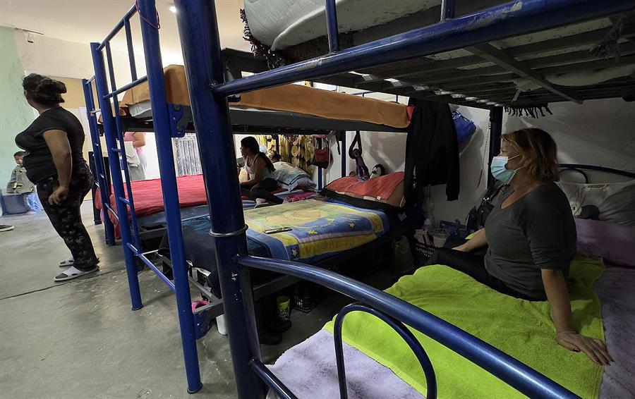 Migrantes descansan en el albergue ‘Vida’ este sábado, en Ciudad Juárez (México).