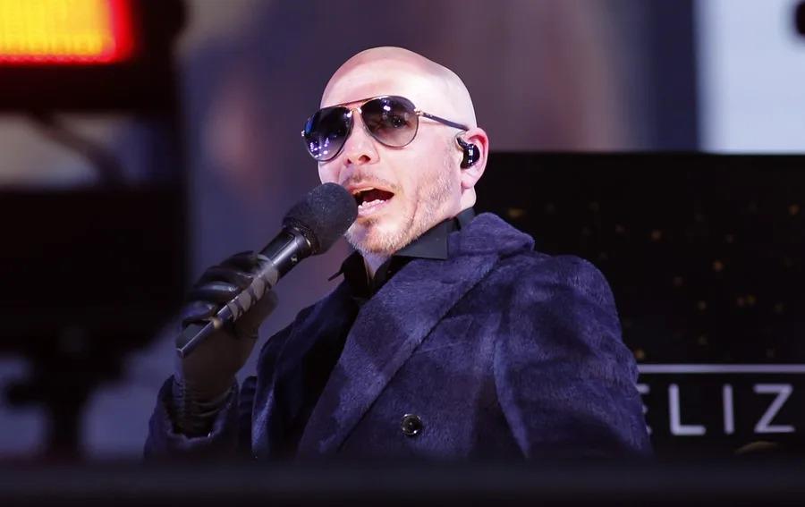 Miles de calvos convierten un concierto de Pitbull en un récord mundial Guinness