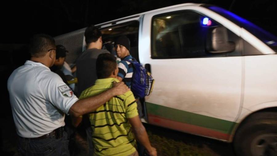 $!TO GO WITH AFP STORY BY CAROLA SOLEMexican Immigration Service agents detain migrants travelling on a train during an operation to stop illegal Central American migrants in the San Mateo community in Palenque, Chiapas State, Mexico, on June 20, 2015. Hundreds of Central American migrants arrive in Mexico on their way to the United States. AFP PHOTO/ALFREDO ESTRELLA