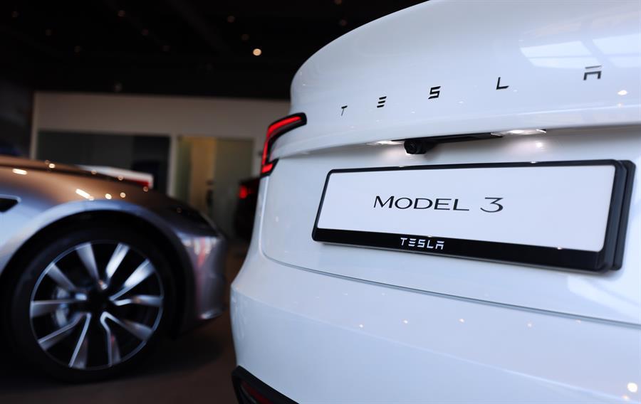 Masivas protestas y violentos ataques contra Tesla y Musk