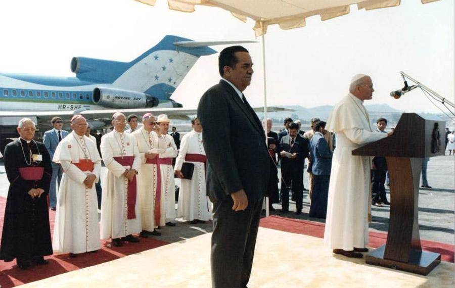 La bienvenida estuvo a cargo del entonces presidente Roberto Suazo Córdoba. La multitud gritaba de júbilo y buscaron un buen espacio para ver al pontífice y sacar las mejores fotografías que dejaran recuerdo de aquel momento.