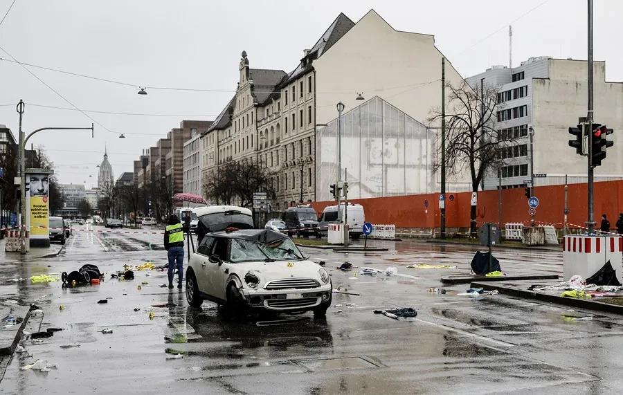 Un auto atropella una multitud en Alemania y deja un muerto y varios heridos