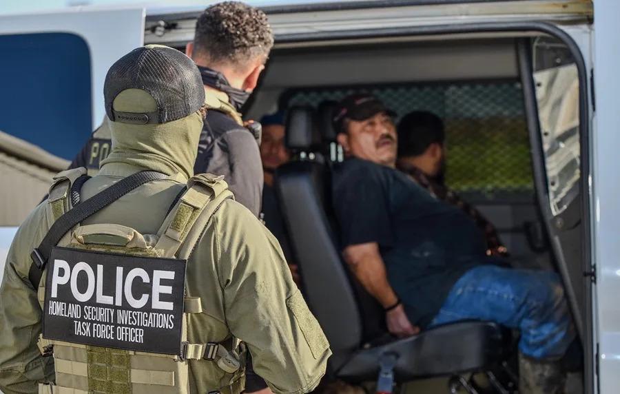 'Caballo de Troya': Agentes de ICE se esconden en camión para sorprender a migrantes