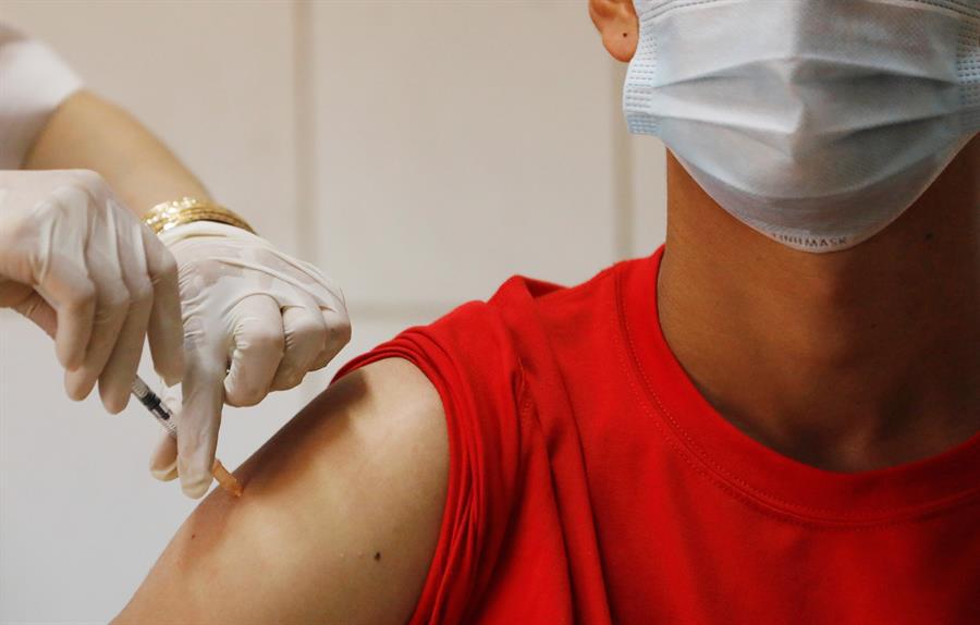 Anuncian fecha de vacunación anticovid para adolescentes en Honduras