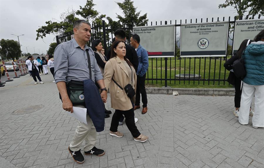 Los colombianos que tenían su cita para el lunes fueron a la embajada de EEUU pese a la cancelación anunciada el domingo.