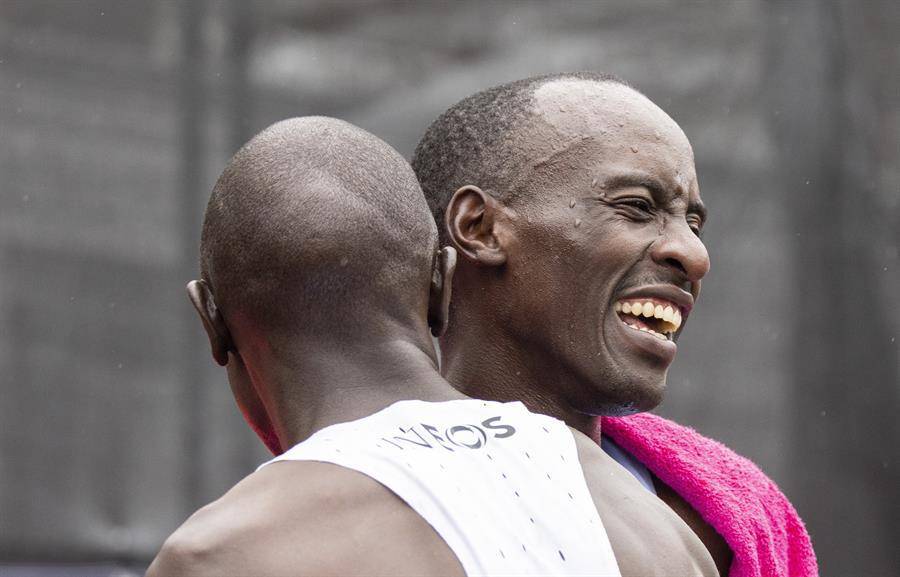 “Kiptum era mi único hijo. Nos ha dejado a mí, a su madre y a sus hijos. (...) Estoy profundamente entristecido”, añadió Cheruiyot.