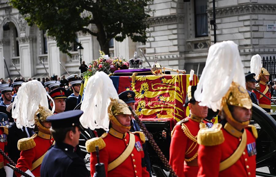 El cortejo de Isabel II recorre el centro de Londres tras el funeral