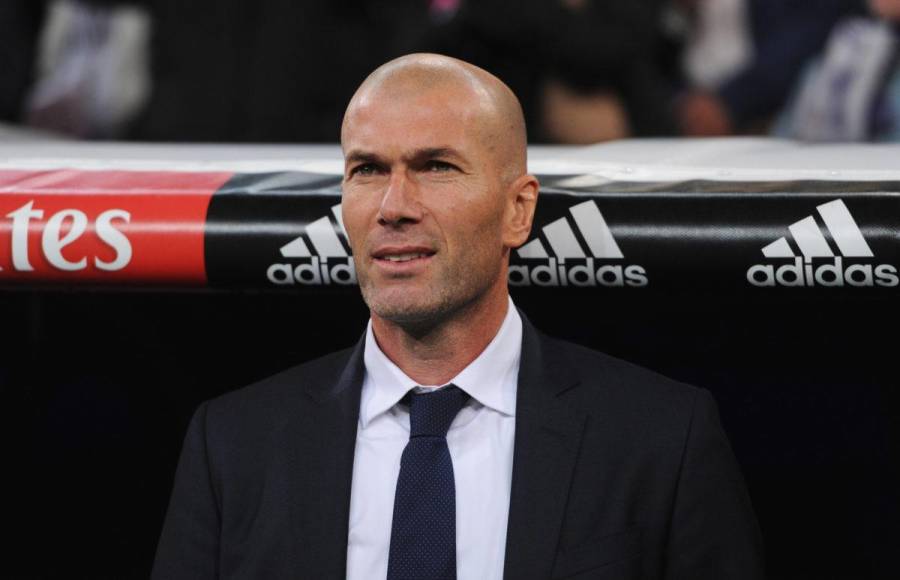 Zinedine Zidane recibió una propuesta extravagante de Arabia Saudita. Los dirigentes del Al Nassr, tras la salida de Rudi García, presentaron una oferta impresionante al francés en un intento de convencerlo de unirse a su proyecto. Era un contrato de dos años con un salario asombroso de 150 millones de euros. Sin embargo, Zizou rechazó rápidamente esta oferta. El exjugador del Real Madrid tiene sus propios planes y aspira a unirse a un club de renombre en uno de los cinco grandes campeonatos europeos.