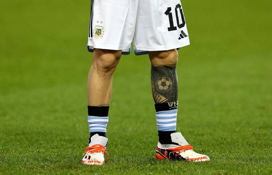 Durante el calentamiento, Messi dejó ver su tatuaje en la pierna izquierda y los tacos que utilizó en el partido.