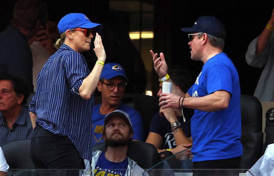 Matt Damon se acercó a saludar y celebrar un touchdown de los Rams.