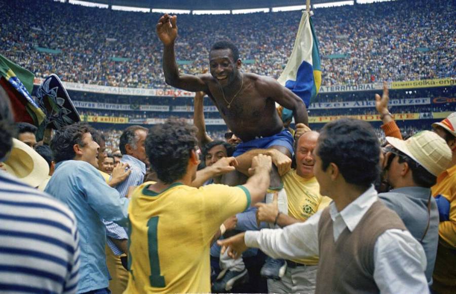 Pelé marcó un gol en la final del Mundial de México 1970 que ganó Brasil (4-1) a Italia. En la imagen festejando en hombros la coronación en el histórico estadio Azteca de la Ciudad de México. Su tercera Copa del Mundo.