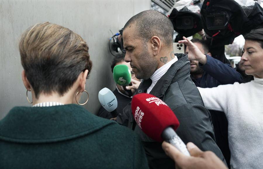 Pero la justicia, que había secundado este motivo para rechazar las demandas de Alves de salir en libertad durante la instrucción, estimó ahora que “el transcurso del tiempo” es un “factor mitigador” de criterios anteriores, y apuntó que el riesgo de huida “se ha aminorado”.