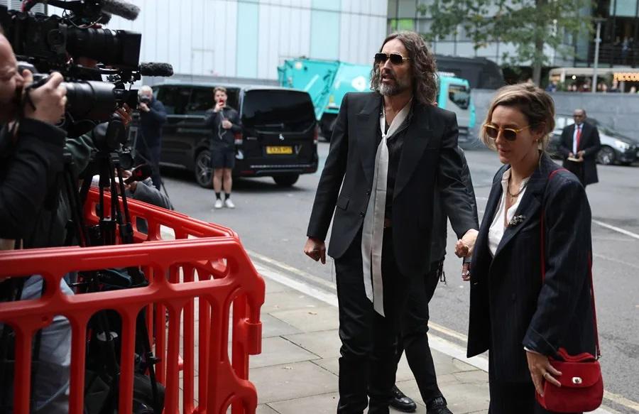 Fiscalía tacha a Russell Brand de depredador sexual despiadado en juicio