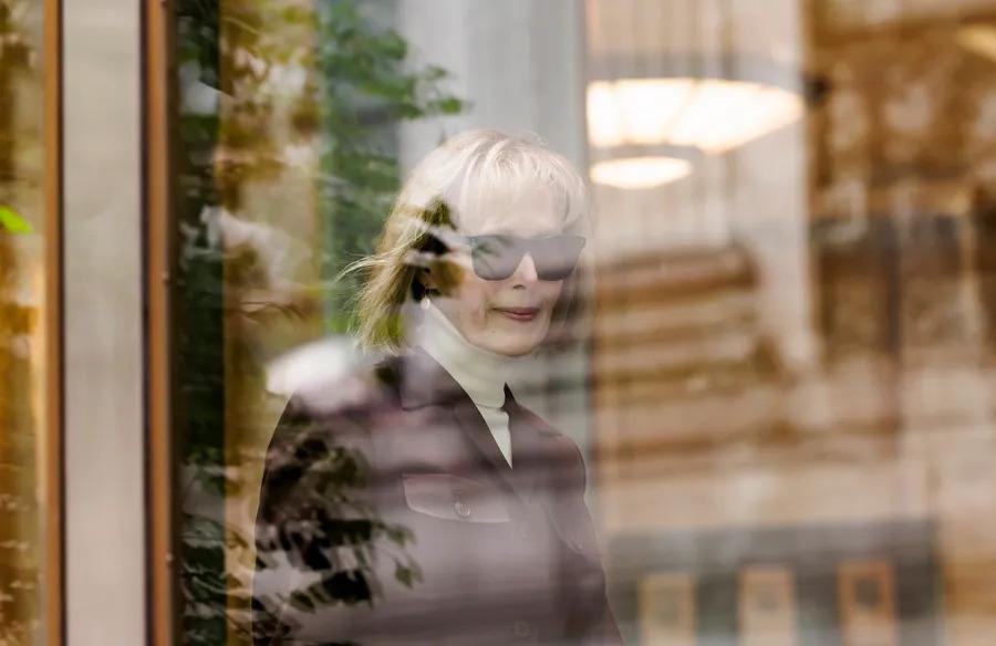 ¿Quién es E. Jean Carroll, la periodista a la que Trump debe pagar $83 millones?