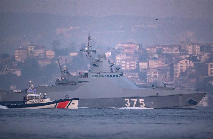 Ucrania pide a Turquía que cierre el paso a los barcos rusos