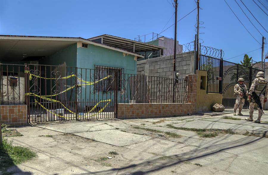 Ejército Mexicano resguarda la casa donde se localizó un narcotúnel en la ciudad de Tijuana, estado de Baja California (México). Fotografía: EFE