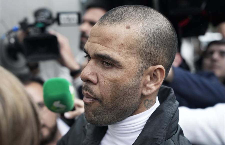 El mismo periodista relató un breve diálogo que Dani Alves mantuvo con un guardia de la prisión quien amistosamente le habría dicho que esperaba no volver a verlo en la prisión. “Eso lo espero yo también”, le respondió el brasileño según el periodista.