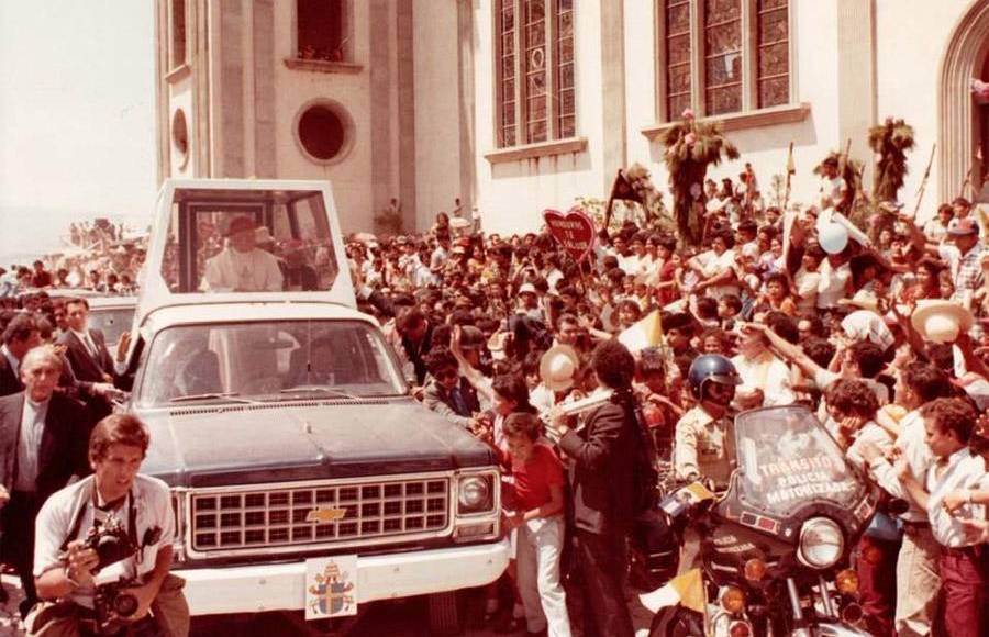 Hace cuatro décadas, un 8 de marzo de 1983, el Papa Juan Pablo II haría su primer y única visita a Honduras ante la presencia de una multitudinaria feligresía. Un hecho que marcaría la vida de la iglesia Católica de nuestro país. 