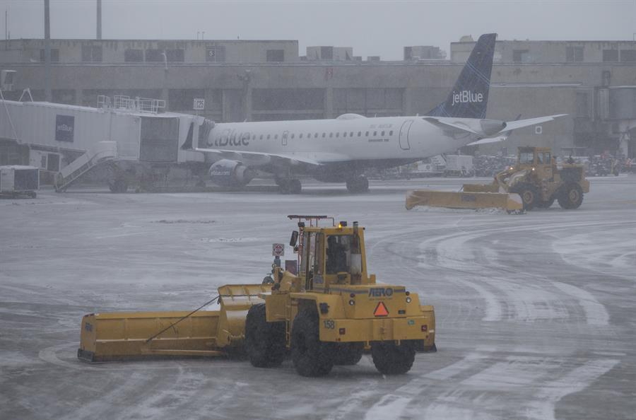 Más de 2,000 vuelos cancelados en EEUU por el temporal en el sureste del país