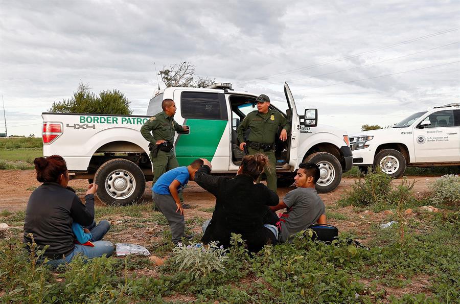 Advierten a migrantes sobre peligro de canales en frontera de Texas tras cinco ahogados