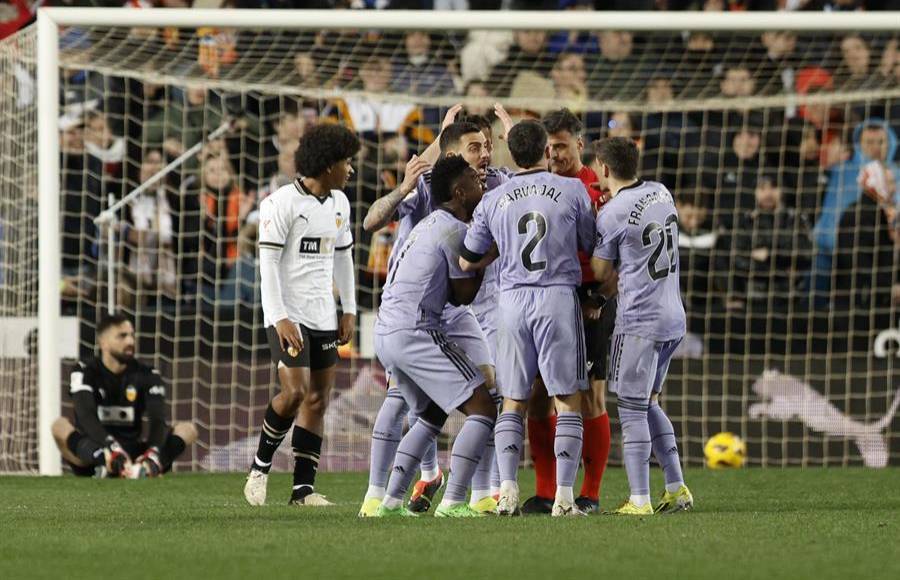 Jude Bellingham llegó a marcar el tanto del triunfo blanco en el descuento, pero fue anulado al ser considerado fuera de tiempo. El inglés se quejó - ‘It’s a fucking goal’, dijo, según su técnico Carlo Ancelotti- y fue expulsado por roja directa.