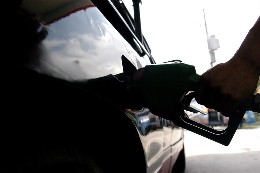 El Congreso de El Salvador congela los precios de los combustibles