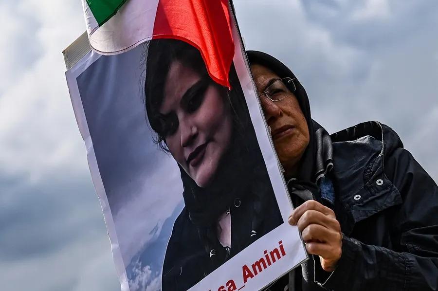 ¿Quién es Parastoo Ahmadi, la cantante condenada a 74 latigazos en Irán?
