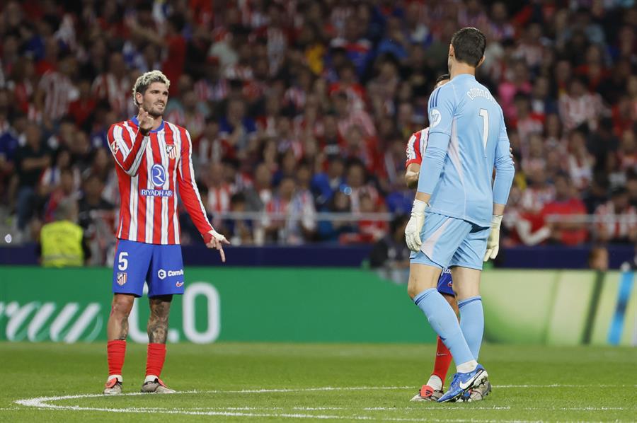 El partido se detiene por unos minutos.