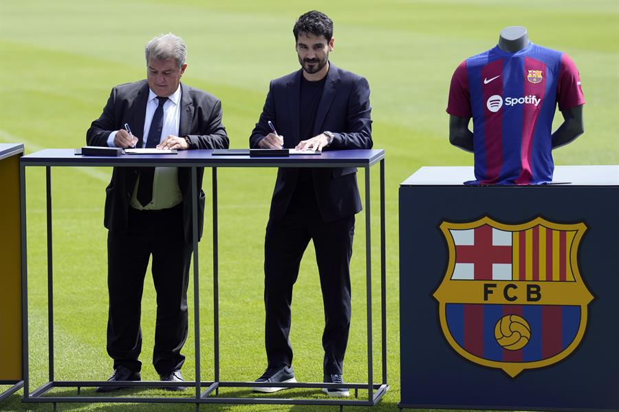 Gündogan junto a Joan Laporta durante su presentación con el Barcelona.