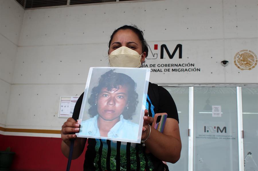 Una mujer muestra el retrato de su familiar migrante desaparecida durante una caravana de búsqueda hoy, en el municipio de Tapachula, estado de Chiapas (México).