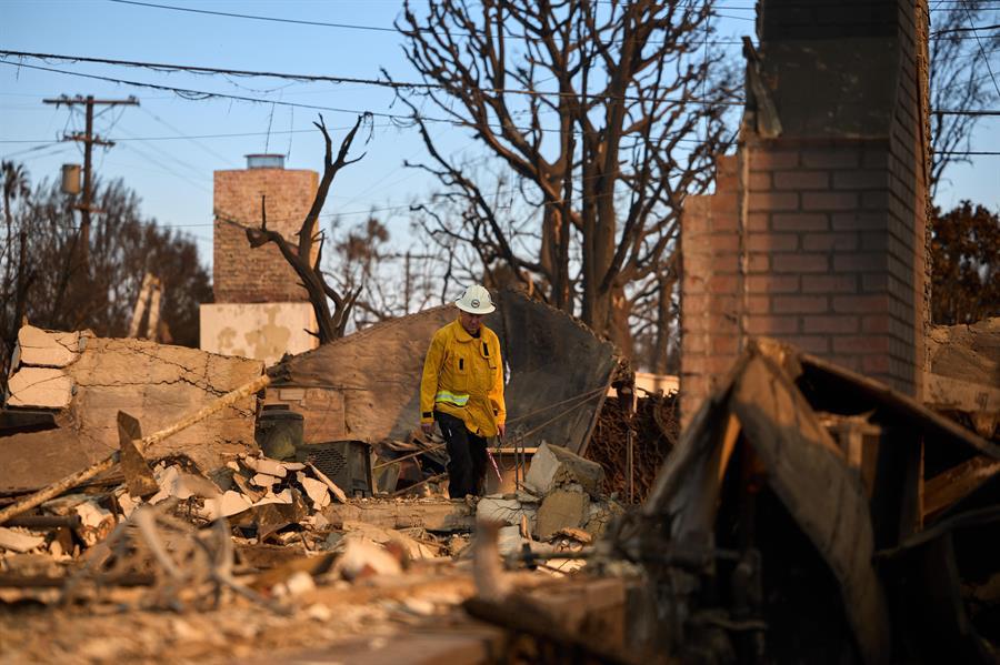 La cifra de muertos por los incendios en Los Ángeles aumenta a 16 personas