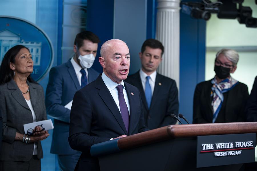 Alejandro Mayorkas reitera que Estados Unidos cumplirá leyes de inmigración en la frontera