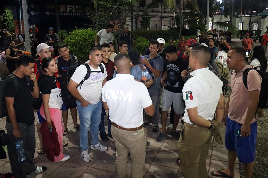 Agentes del Instituto Nacional de Migración (INM) intentaron impedir<b> </b>la salida de los migrantes la madrugada de este jueves.