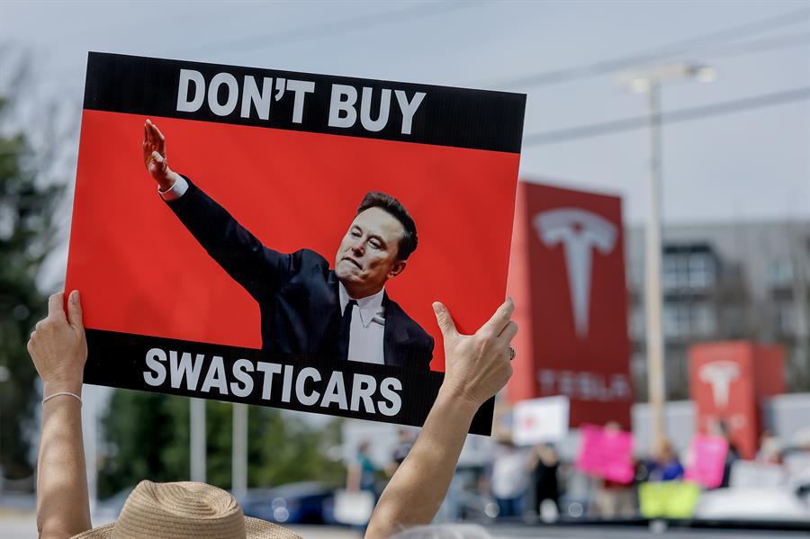 Masivas protestas y violentos ataques contra Tesla y Musk
