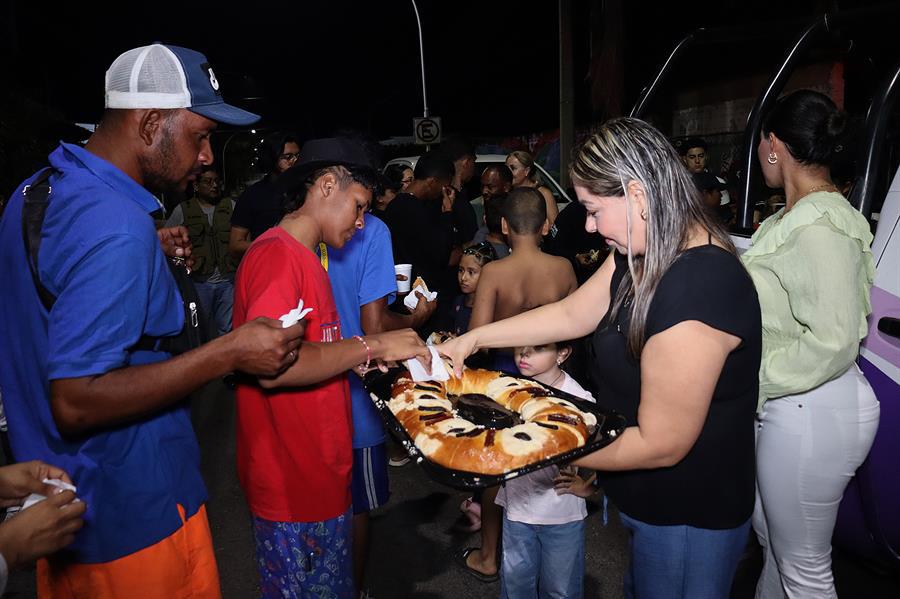 Policías mexicanos llevan rosca de Reyes a migrantes varados en la frontera sur