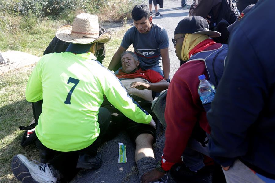 Encuentran a 275 migrantes abandonados en caja de tráiler en México