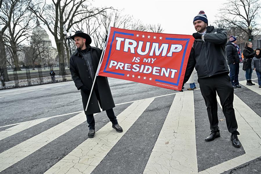 Los seguidores se reúnen afuera del Capitolio de EE. UU. durante las ceremonia de investidura del presidente de EE. UU., Donald Trump, en Washington.