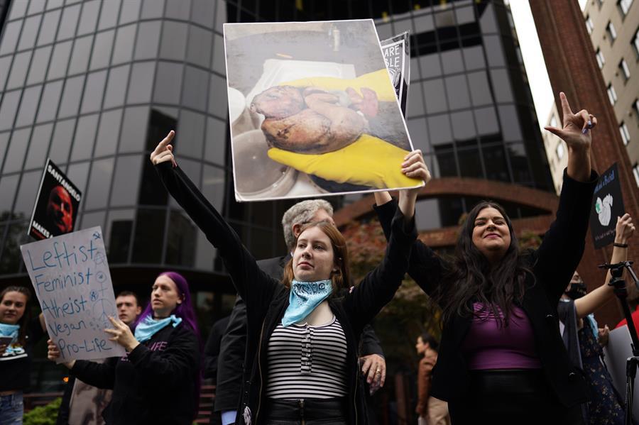 Mayoría de estadounidenses defiende mantener la protección derecho al aborto