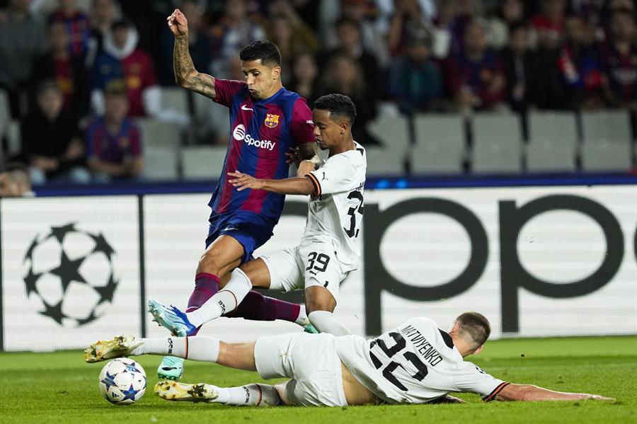 Joao Cancelo disputa el balón ante Newerton y Mykola Matviyenko del Shakhtar.