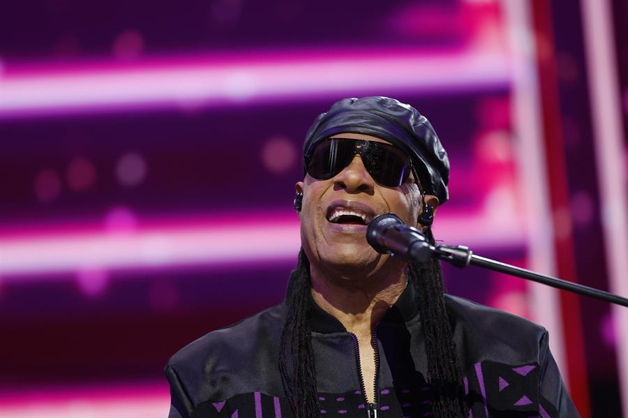 Stevie Wonder lanza canción y hace un llamamiento a la unidad