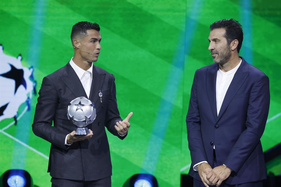 Cristiano Ronaldo y Buffon fueron galardonados en la previa del sorteo de la Champions League.