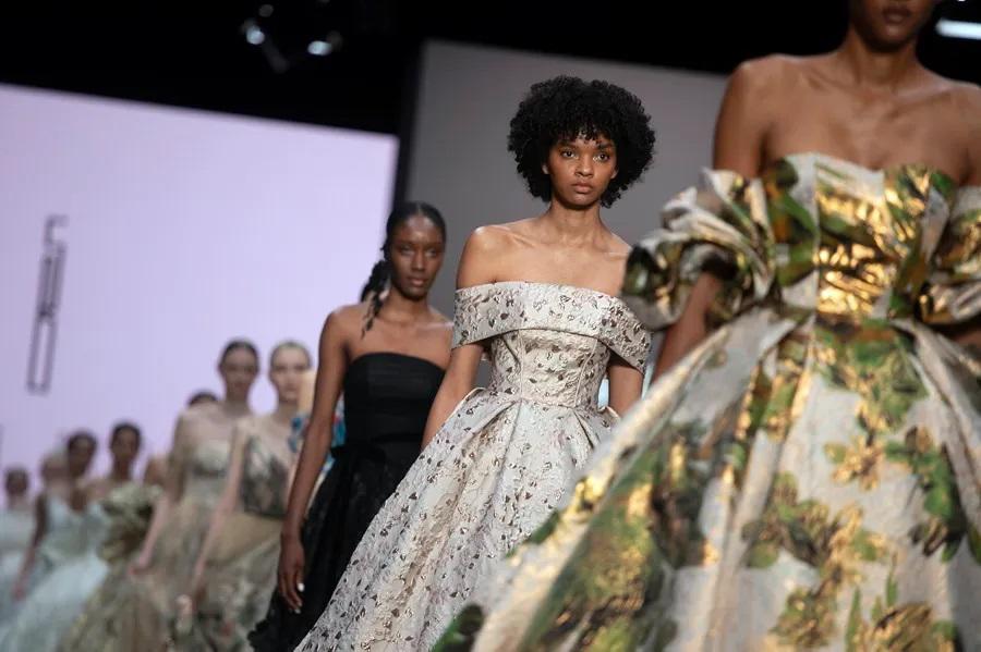 “Cuando diseñamos escotes o transparencias el fin último es realzar, no incomodar. Porque, además, las novias de hoy en día lo que quieren es divertirse, saltar y bailar, y no solo estar quietas para la foto”, añade la diseñadora de Yolancris, Yolanda Pérez.