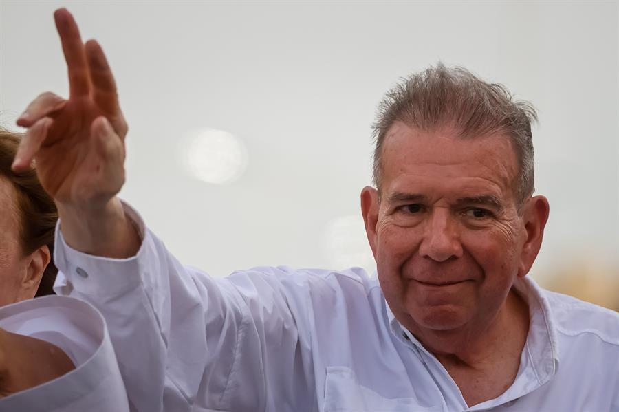 Edmundo González llega a Guatemala en su gira por América