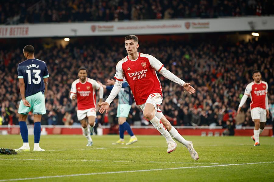 Arsenal ‘asalta’ el primer lugar de la Premier League a esperas del partido entre el Liverpool y Manchester City.
