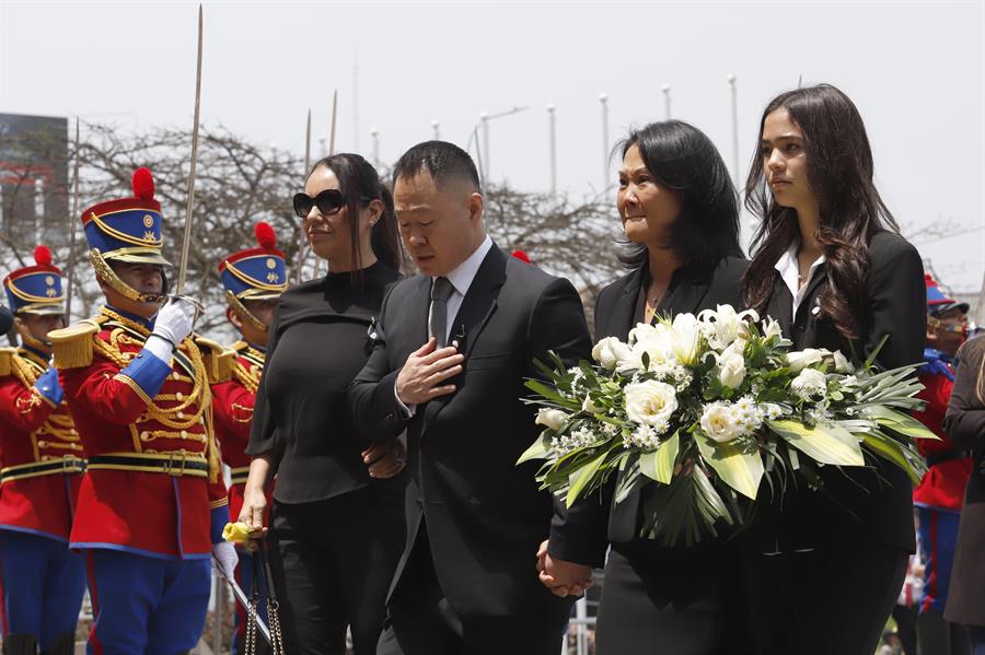 Los hijos de Fujimori, Kenji y Keiko, durante su llegada al Ministerio de Cultura.