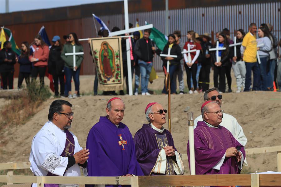 Obispos de México y EEUU celebran misa por migrantes fallecidos en frontera