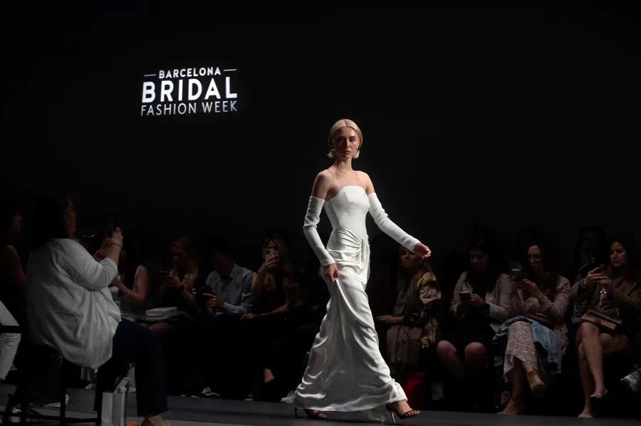 La diseñadora Isabel Sanchis, por su parte dijo: “que no quieren ir tradicional porque se visten más pensando en la celebración que en la ceremonia”.