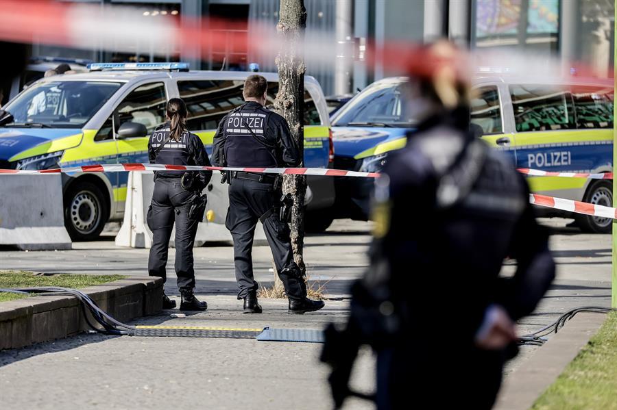 Un auto atropella una multitud en Alemania y deja un muerto y varios heridos