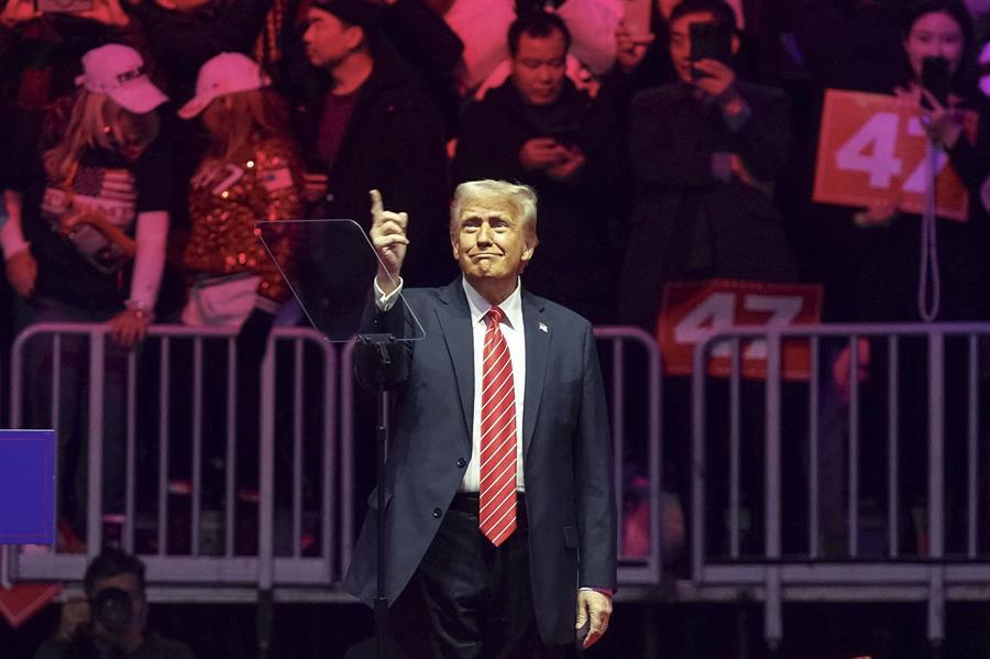 El presidente electo de Estados Unidos, Donald Trump, pronuncia un discurso a sus seguidores en el estadio Capital One Arena este domingo en Washington