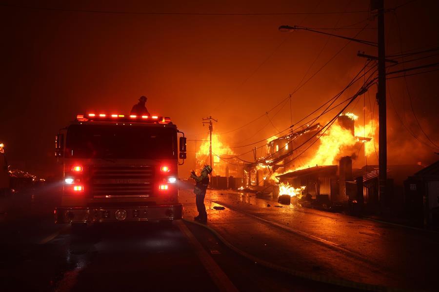 Devastadores incendios en Los Ángeles dejan al menos dos muertos